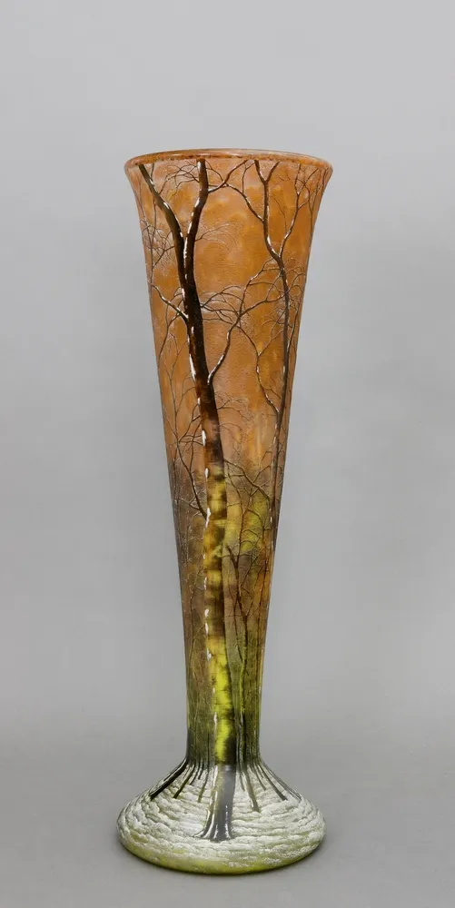 Vase, Daum Frères, Nancy, Frankreich, Anfang 20. Jh. Trompetenförmige Glas-Vase auf rundem, ausgestelltem Fuß. Dekor im Cameo-Verfahren…
