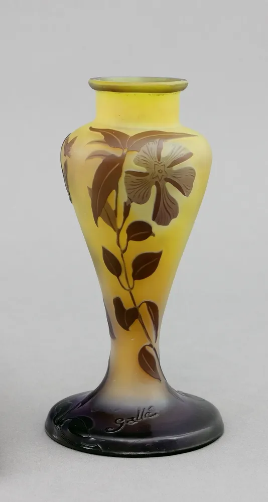 Vase, Emile Gallé, Nancy, Frankreich, um 1910 Milchig weißes Glas mit violettem/gelbem Unter-Überfang mit hochgeätztem Dekor von einer…
