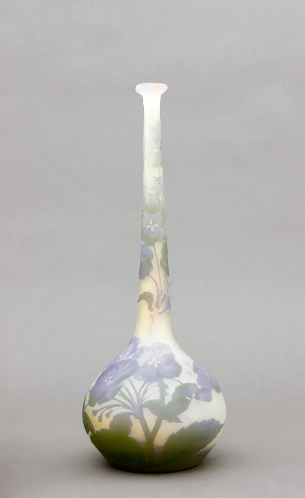 Vaas, Emile Gallé, Nancy, Frankrijk, 1900 - 05 Melkwit glas met gekleurde overlaag en geëtst floraal decor