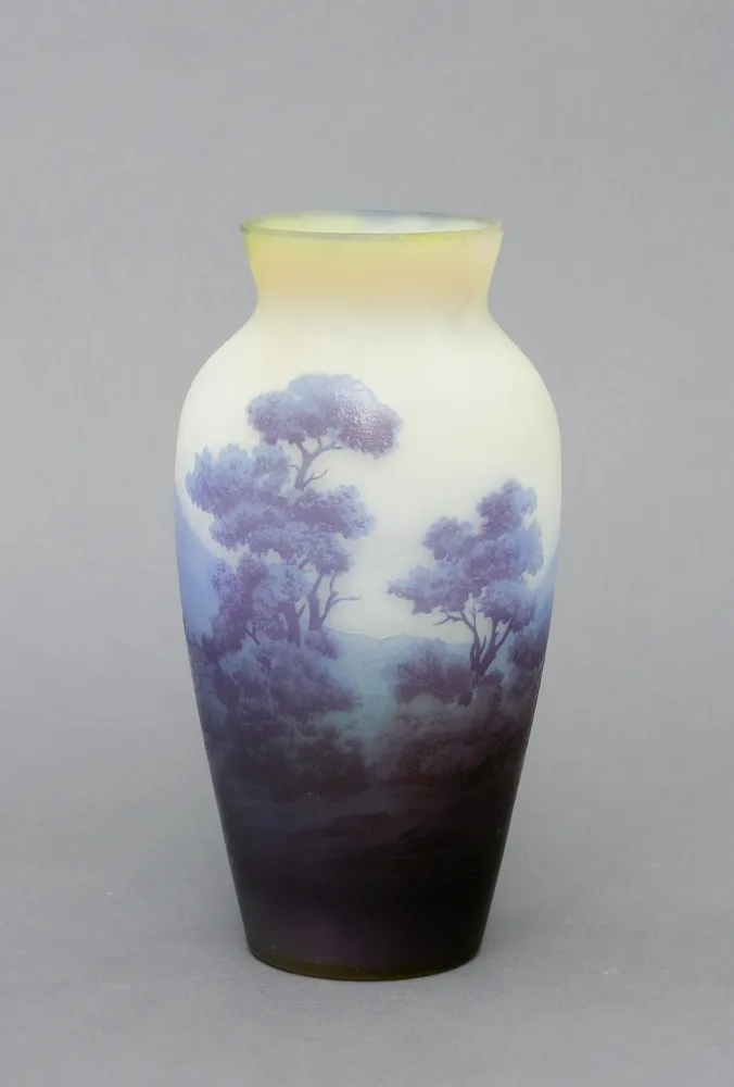 Vase, Emile Gallé, Nancy, Frankreich, um 1904 Schlanke Balusterform mit kurzer Schulter und trichterförmiger Öffnung