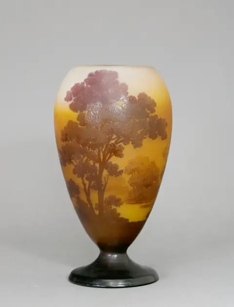 Váza, Emile Gallé, Nancy, Francie, kolem 1905 Kulatá mírně stoupající základna, vejčité tělo