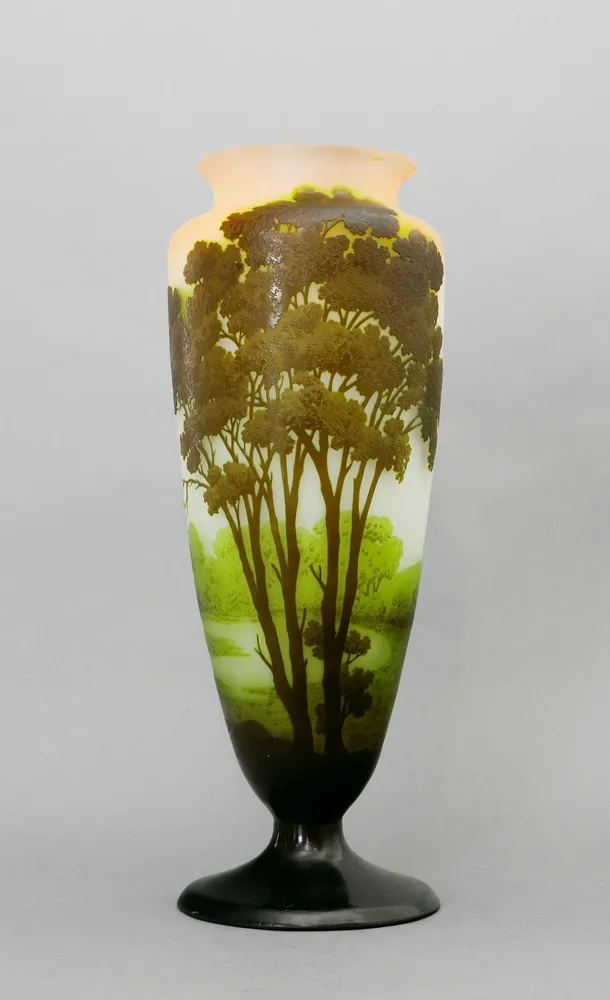 Vase, Emile Gallé, Nancy, Frankreich, um 1918 Runder, leicht ansteigender Stand mit trichterförmiger Wandung und leicht eingezogener,…