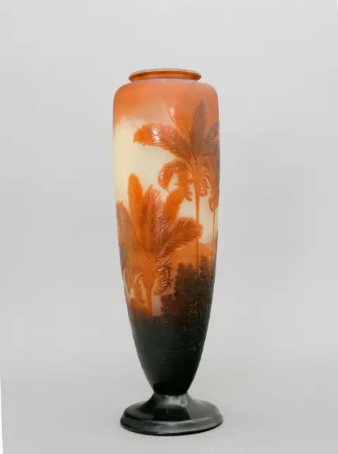 Vase, Emile Gallé, Nancy, France, vers 1918, pied sombre rouge, paroi balustre élancée