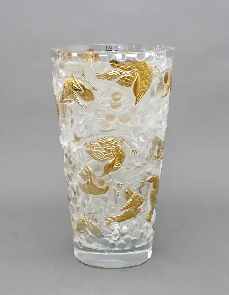 Vase, Lalique, Merles et Raisins, France by Marc Lalique, 1965. Large clear crystal vase, partly gilded