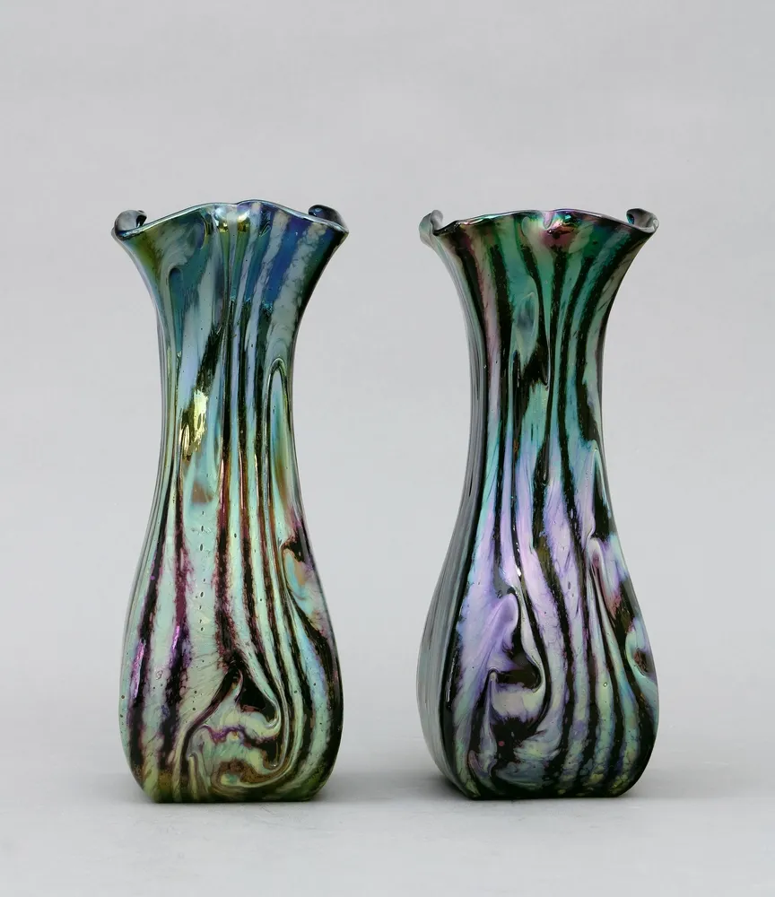 Vasen, Josef Rindskopf`s Söhne, Teplitz-Schönau, um 1900, ein Paar Dunkelviolettes Glas, im Rippenmodel vorgeblasen und mit silbergelben…