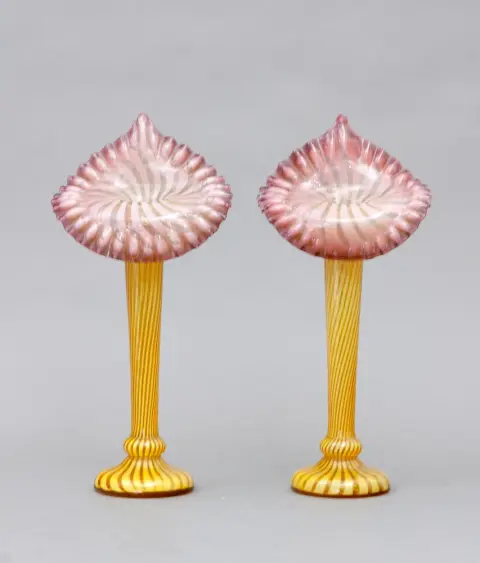 Vases, Murano, Italie, années 1960, une paire en verre soufflé à la bouche avec pontil au fond