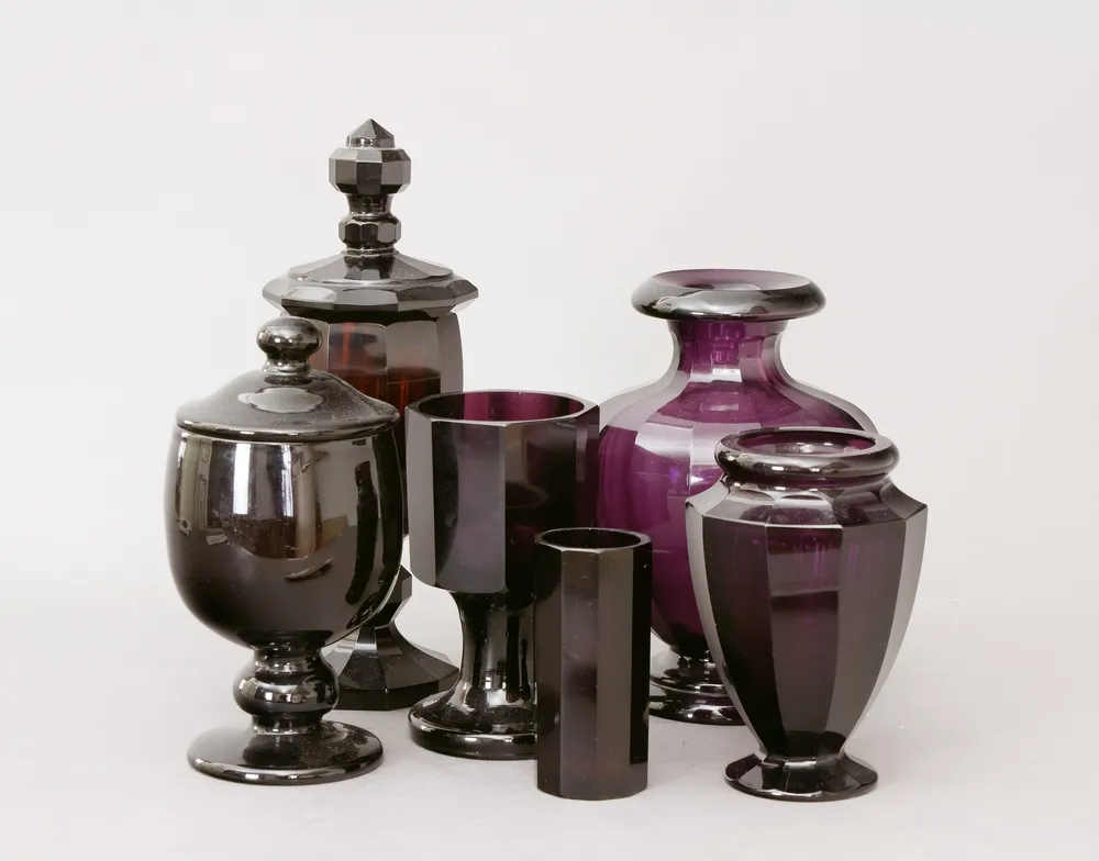Vases et coupes, verre violet, lot de six pièces Trois coupes et trois vases, hauteur de 10,5 à 26,5 cm, le vase pansu marqué…