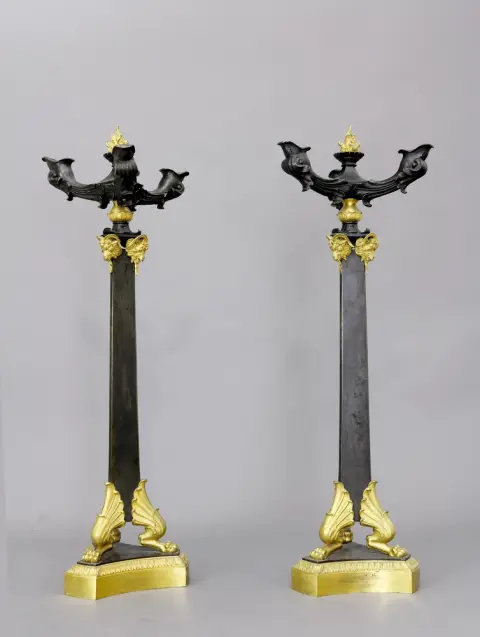 Paire de chandeliers, candélabres, bronze, probablement France, 19e s., doré et patiné