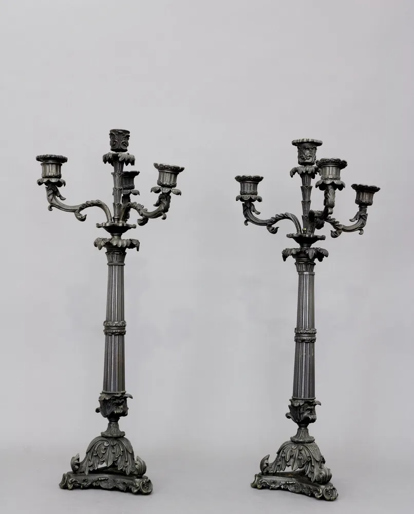 Pár svícnů, kandelábrů, 20. stol., litý bronz/kov, černá patina, podle staršího vzoru