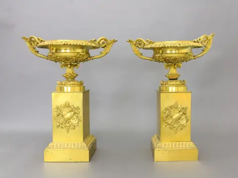Surtouts de table/coupes sur pied, une paire, style Empire, France, 19e s. Sur socle carré avec allégories, chacune avec anses latérales