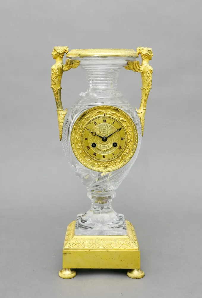 Pendule, pendule de cheminée, cristal & bronze, Lavaur, France, vers 1845 Corps balustre en verre taillé avec monture en bronze doré