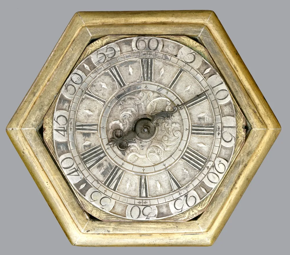 Montre, horloge de table ou horloge horizontale, bronze, doré au feu, Friedberg, vers 1710, boîtier hexagonal sur six pieds sphériques aplatis