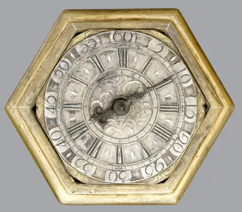 Klok, tafelklok of horizontale klok, brons, vuurverguld, Friedberg, circa 1710, zeshoekige kast op zes platgedrukte bolpoten