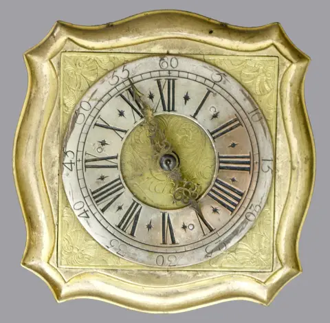 Klok, tafelklok of horizontale klok, brons, vuurverguld, Polen, 1e kwart 18e eeuw, vierkant, passend gezwenkt, zijlunetten, hoekmaskerons en cijferring, verzilverd
