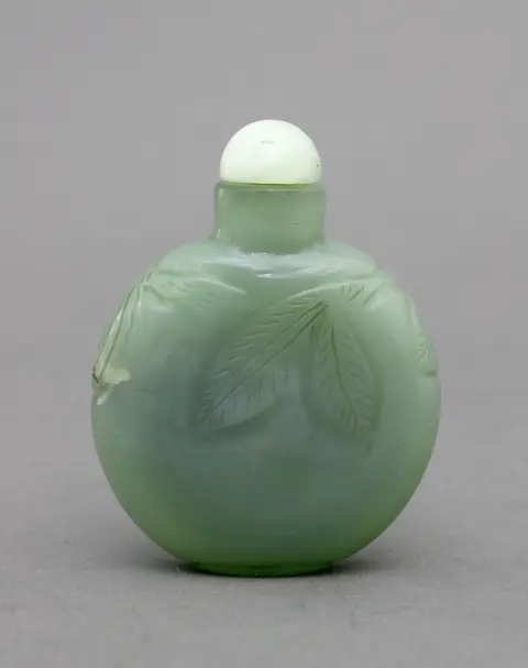 China, snuifdoos, Dadschji (groot stuk), Pekingglas, Qing, afgeplatte ronde vorm met bladreliëf