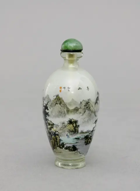 China, snuifdoos, midden 20e eeuw, Hong Sheng, kleine kleurloze glazen balustervormige fles met fijne gekleurde landschapsbinnenschildering en opschrift