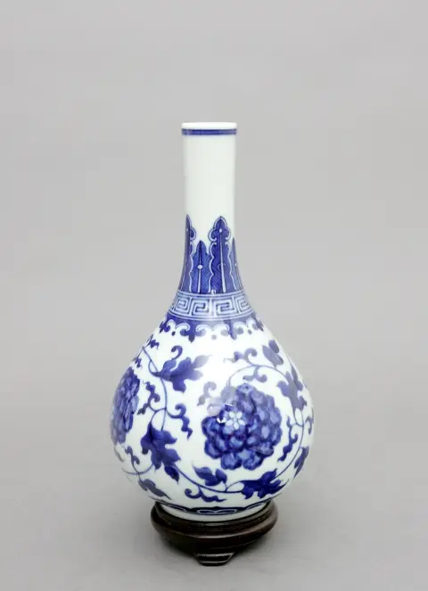 China, vaas, Hsia Fang Pottery, opgericht 1972, smalhalsvaas in blauw/wit onderglazuur met bloemdecoratie en ornamenten naar oud voorbeeld
