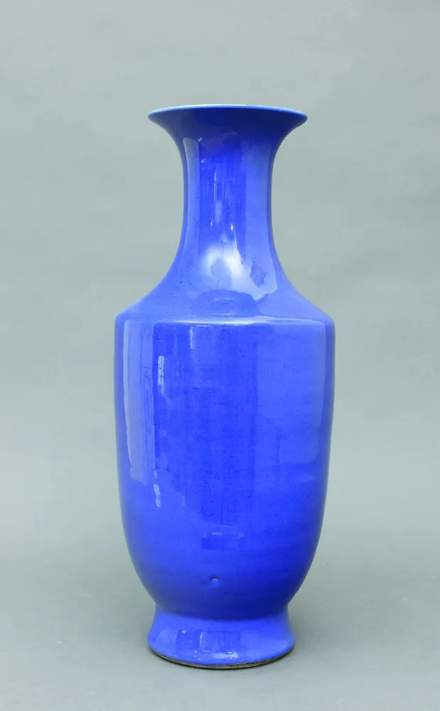 Chine, vase, porcelaine, 19e s. Base ronde, corps pansu, col resserré, ouverture évasée