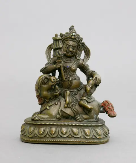 Figuur, brons, Gele Jambhala, Tibet, waarschijnlijk 16e eeuw. Koperlegering met kleine inlegsels van turkoois, koraal en lapis lazuli
