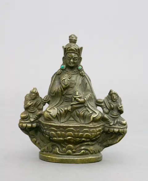 Figuur, brons, Padmasambhava met zijn twee prajna's, Tibet, waarschijnlijk 17e eeuw. Hij zit centraal in vajraparyankasana op een lotussokkel en…