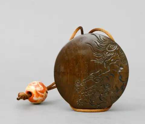 Japan, Inrô, hout, Meiji, rond, tweedelig, gesneden decor, aan koord met ojime