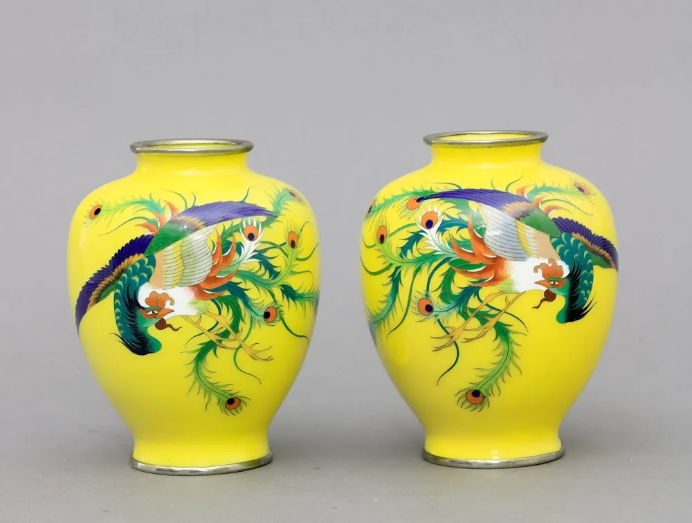 Japan, Vasen, Cloisonné, Meiji/Taisho, ein Paar Polychromer Phönixdekor auf zitronengelbem Grund