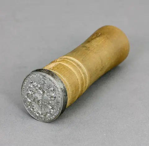 Sceau Hofrath Würmschmitt, Mayence, fer, bois, 2e moitié 18e s. 3,7 x 3,3 cm. Avec inscription "Comes Palatinus Caesar