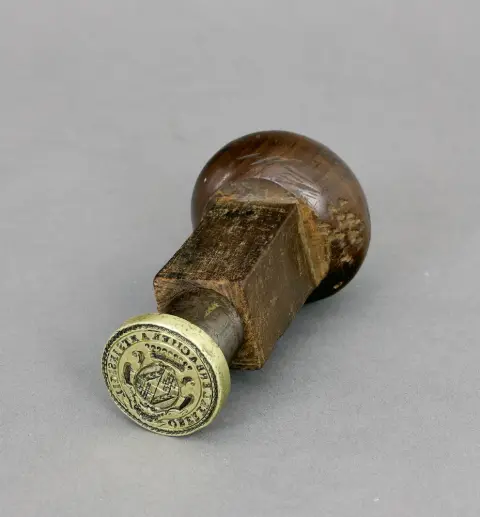 Cachet Ober Erlenbach, aujourd'hui Homburg, laiton, bois, 18e s. D 3,1 cm. Inscription "Ober Erlenbacher Amts Insigl" avec armoiries des comtes...