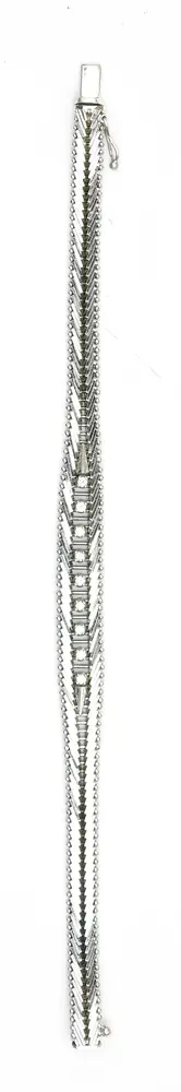 Armband, 750 witgoud met 9 brillanten, L 18,5 g. Brutogewicht 25,30 g.