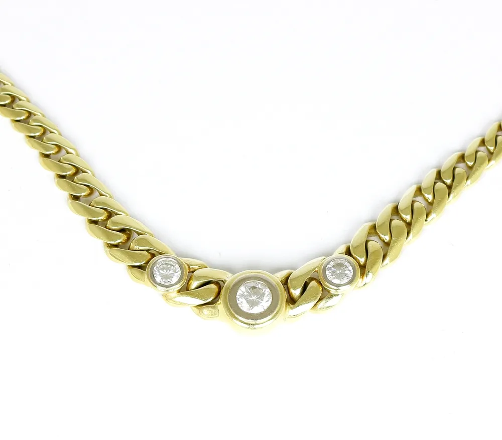 Collier, or gris 750. Chaîne à maillons coniques sertie de trois diamants taille brillant 1 x env. 0,40 ct et 2 x 0,22 ct. Wesselton, sans inclusions visibles.