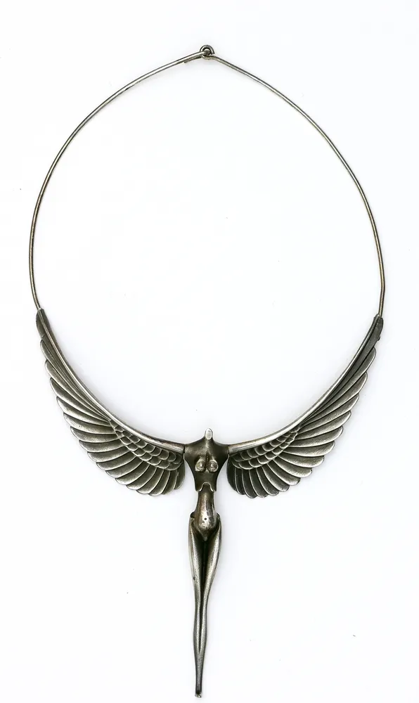 Collier, argent sterling 925, "Nike Collier" (1977) – création de Paul Wunderlich (1927 - 2010). Signature estampée au verso, désignation et numérotation.