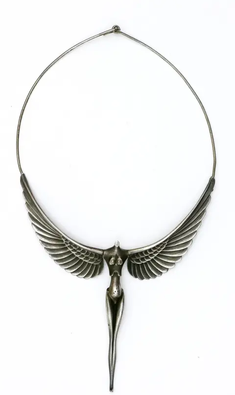 Náhrdelník, 925 sterling stříbro, "Nike Collier" (1977) – návrh Paul Wunderlich (1927 - 2010). Na rubu ražená signatura, označení a číslování.