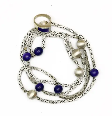 Náhrdelník a prsten s lapis lazuli, 585 bílé zlato. Prsten s lapis obklopený malými diamanty 0,23 ct. Velikost 52/53. Hmotnost 10,56 g. - Náhrdelník s 5 kuličkami lapis. D cca 88 cm, hrubá hmotnost 84,8 g.