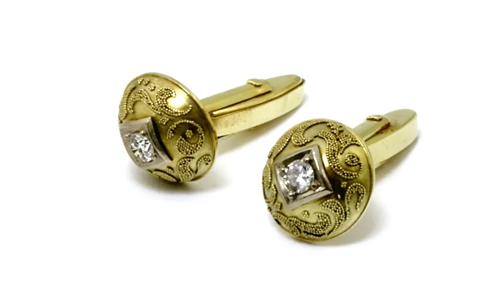 Cufflinks, 585 yellow gold mounting, pair hemisphere shape with brilliant-cut diamonds of approx. 0.10 ct. Gross weight approx. 9.1 g.