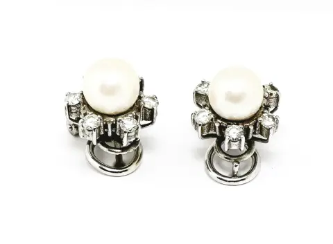 Náušnice, bílé zlato 750 s klipem, pár, bílá středová perla D.: 7,8 mm, obklopená šesti malými briliantovými diamanty po cca 0,05 ct.