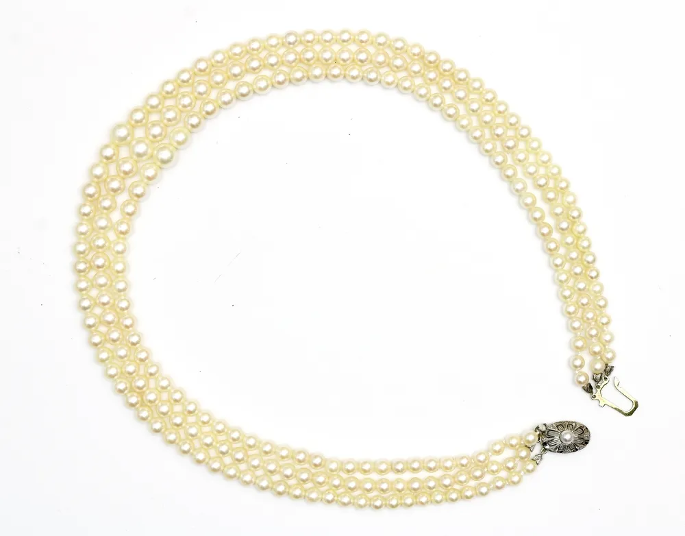 Collier de perles, trois rangs, avec fermoir en or blanc 585. Longueur des rangs de 45,5 à 50,7 cm.