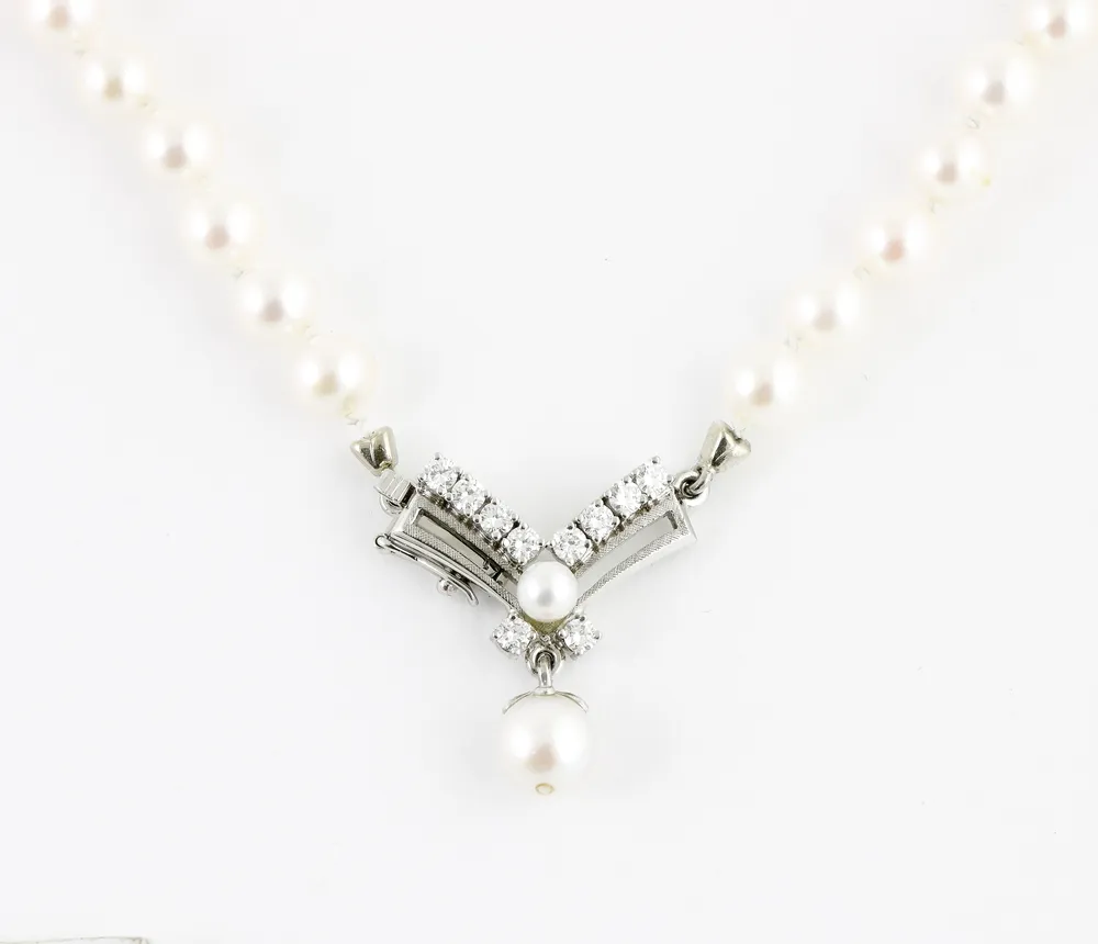 Collier de perles avec fermoir en or blanc 750, orné de huit petits diamants taille brillant d'env. 0,08 ct chacun, 52 perles, D env. 72 mm