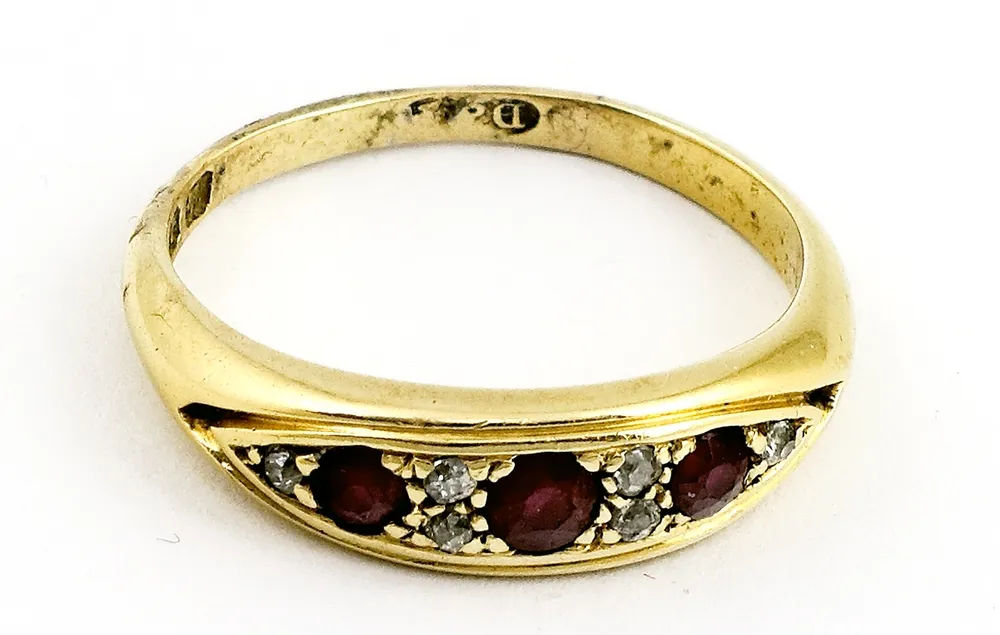 Ring, 18 Karat GG, mit Rubinen und Diamanten, England, ca. 1900 RW 53. Bruttogewicht 3,51 g.
