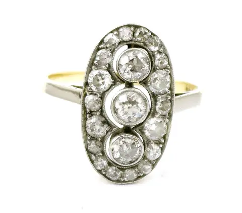 Prsten, žluté zlato 585, částečně rhodiované, Art Deco, osázený třemi brilianty, 2 x cca 0,17 a 1 x cca 0,20 ct, obklopenými malými diamanty ve stylu pavé. Velikost 53/54. Hrubá hmotnost 3,21 g.