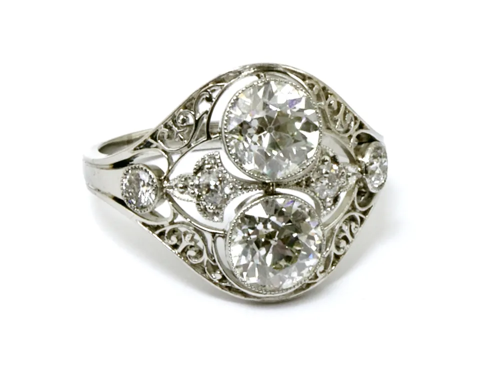 Ring, 585 white gold with two old-cut diamond solitaires of approx. 1.5 ct each, Wesselton, VS1 and VS2 surrounded by four small diamonds