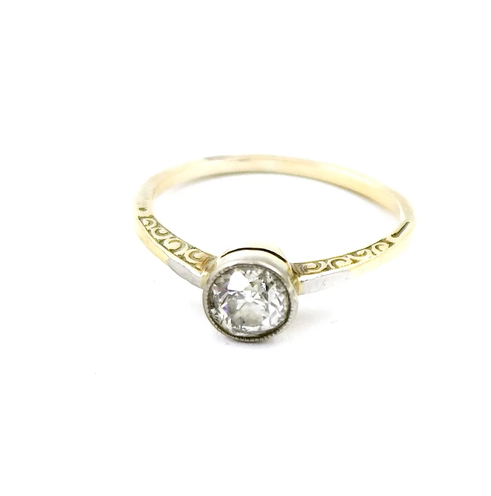 Ring, 585 GG, mit Diamant im Brillantschliff von ca. 0,45 ct. RW 53. Bruttogewicht 1,99 g.