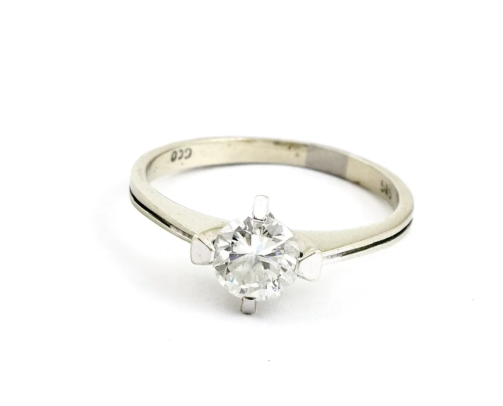 Ring, 585 WG, mit Brillant-Solitär von 0,76 Karat RW 54, Bruttogewicht 2,21 g. Laut Juwelen-Pass und Diamantengraduierung von 1972 Top…