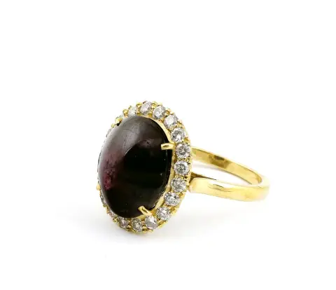 Ring, 750er GG. mit Amethyst - Cabochon umgeben von kleinen geschliffenen Diamanten