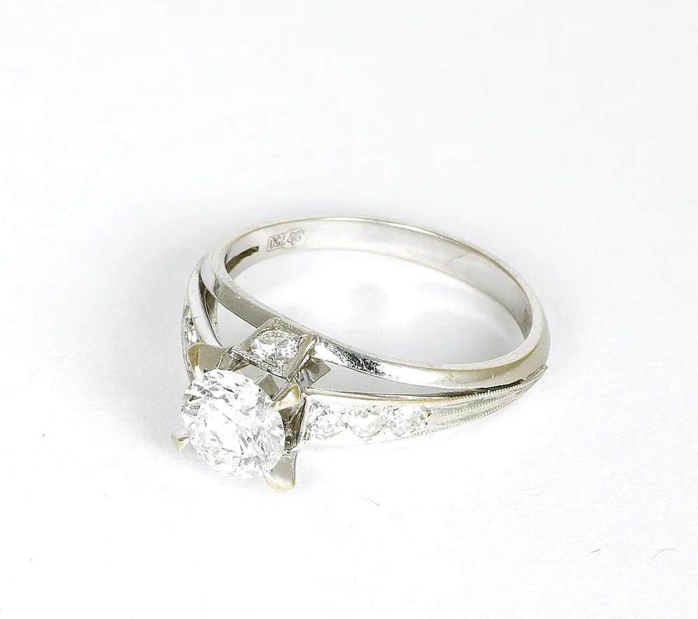 Ring, 750 white gold with brilliant-cut diamond of approx. 0.80 ct, claw setting, Top Wesselton, LC, with eight small brilliants