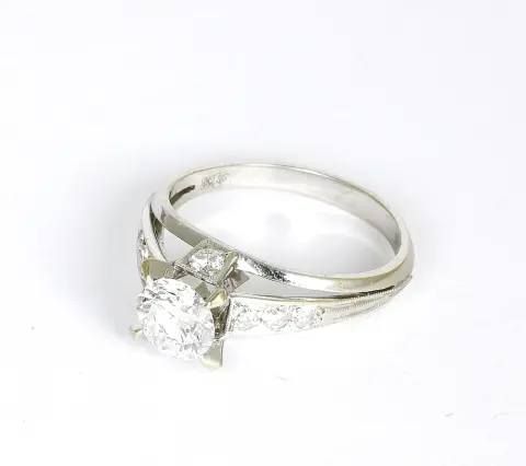 Ring, 750er WG. mit Diamant im Brillantschliff von ca. 0,80 ct. Krabbenhalterung, Top Wesselton, LC. mit acht begleitenden kleinen…