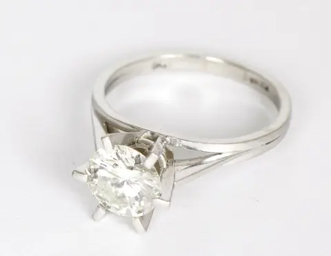 Bague, platine 950, avec solitaire diamant taille brillant d'environ 1,50 ct, Wesselton, LC, griffes avec double anneau suggéré