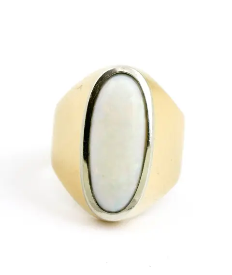 Bague avec opale blanche, or gris 750. Forme ovale allongée, env. 18 x 7 mm. Large monture/anneau