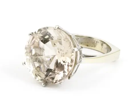 Bague avec topaze blanche, or blanc 750. Taille 55, poids brut 9,43 g. Selon certificat joint, topaze fine, première qualité, 16,61 carats.