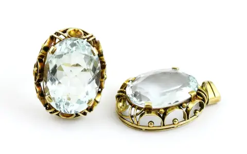Bague et pendentif avec aigue-marine, or gris 585. Taille 53, 1 x env. 20,8 x 15,8 mm et 20,8 x 16,7 mm. Poids brut total 14,45 g.