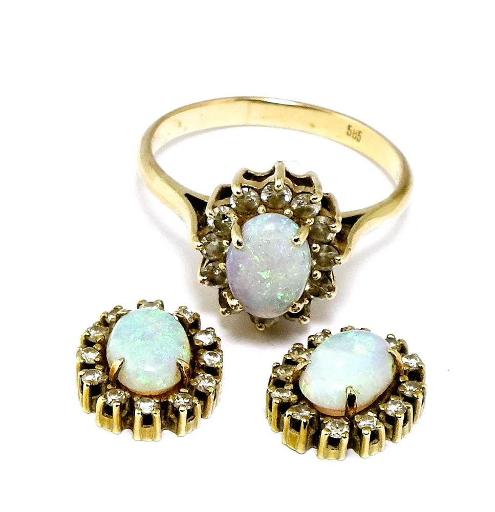 Set, ring and pair of stud earrings, 585 yellow gold with fire opal - cabochon set with small cut diamonds